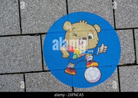 La mascotte ufficiale per UEFA Euro 2024 è stata chiamata Albaert. Offizielles Maskottchen der UEFA Euro 2024 Albärt Foto Stock
