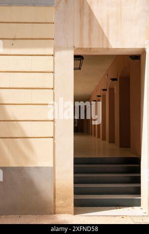 Punto di svanimento in un piccolo cortile di colonne in un parco di Madrid Foto Stock