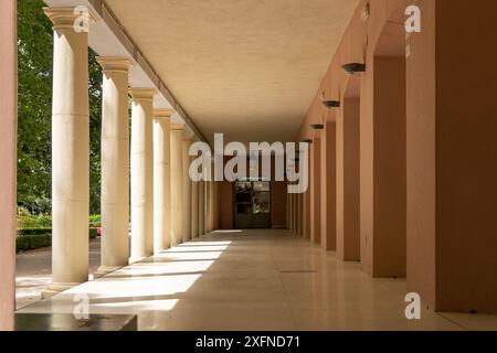 Punto di svanimento in un piccolo cortile di colonne in un parco di Madrid Foto Stock