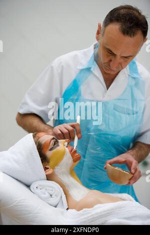 Fango corporeo, trattamento personalizzato la Phyto. principi attivi naturali al 100%: alghe, argille, oligoelementi, oli essenziali, estratti vegetali, cereali, e. Foto Stock