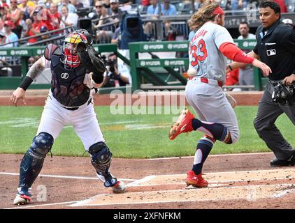 Pittsburgh, Stati Uniti. 4 luglio 2024. L'esterno dei St. Louis Cardinals Brendan Donovan (33) è sicuro al primo posto davanti al lancio contro il ricevitore dei Pittsburgh Pirates Yasmani Grandal (6) nel secondo inning al PNC Park giovedì 4 luglio 2024 a Pittsburgh. Foto di Archie Carpenter/UPI credito: UPI/Alamy Live News Foto Stock