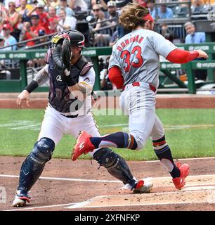 Pittsburgh, Stati Uniti. 4 luglio 2024. L'esterno dei St. Louis Cardinals Brendan Donovan (33) è sicuro al primo posto davanti al lancio contro il ricevitore dei Pittsburgh Pirates Yasmani Grandal (6) nel secondo inning al PNC Park giovedì 4 luglio 2024 a Pittsburgh. Foto di Archie Carpenter/UPI credito: UPI/Alamy Live News Foto Stock