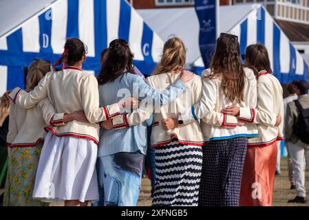 Henley Royal Regatta, Henley-on-Thames, Oxfordshire, Regno Unito, 4 luglio 2024. Cameratismo tra i rematori. Crediti: Martin Anderson/Alamy Live News Foto Stock