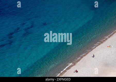 Turisti sulla spiaggia nel Golfo di Porto, patrimonio dell'umanità dell'UNESCO, Parco naturale regionale della Corsica, Corsica, Francia, settembre 2008. Foto Stock