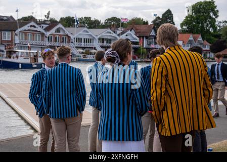 Henley Royal Regatta, Henley-on-Thames, Oxfordshire, Regno Unito, 4 luglio 2024. Canottieri con blazer colorati. Crediti: Martin Anderson/Alamy Live News Foto Stock