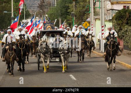 Un cardinale in carrozza trainata da cavalli circondato da cavalieri vestiti tradizionalmente durante Cuasimodo, una festa cattolica, Colina, provincia di Chacabuco, regione metropolitana di Santiago, Cile, America Latina. Aprile 2017. Foto Stock