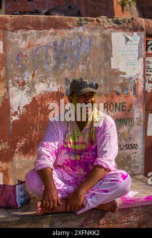 L'uomo ha suonato durante il festival Holi, Jodhpur, Rajasthan, India. Foto Stock