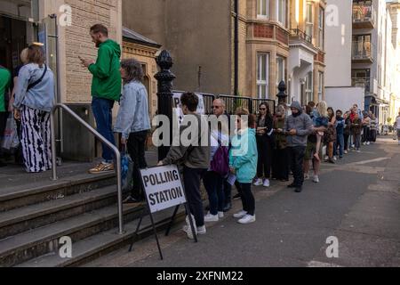 Hove, città di Brighton & Hove, East Sussex, Regno Unito. Occupato seggi elettorali nel giorno delle elezioni generali a Hove, la sede del ministro ombra del partito laburista Peter Kyle per la scienza e la tecnologia. Queste sono le code delle persone in attesa di votare giovedì sera.4 luglio 2024. David Smith/Alamy News Foto Stock