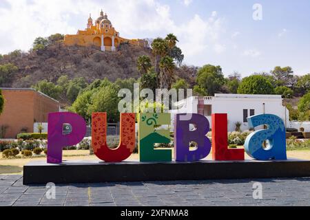 L'antica grande Piramide di Cholula; gli spagnoli costruirono la chiesa di nostra Signora dei rimedi del XVI secolo e l'insegna della città di Puebla, Cholula, Puebla, Messico Foto Stock