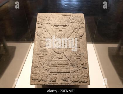 Cima decorata scolpita di una scatola azteca di pietra, XV secolo con immagini di Tlaloc e uccelli - arte azteca precolombiana; civiltà azteca mesoamericana Messico Foto Stock