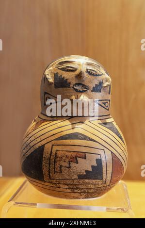 Antico vaso di ceramica del 1200 d.C. - 1450 d.C., arte azteca pre-ispanica della Mesoamerica; regione di Chihuahua, Messico Foto Stock