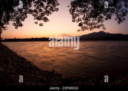 Vista dalla sponda del fiume, Parco Nazionale di Manas, sito patrimonio dell'umanità dell'UNESCO, Assam, India. Foto Stock