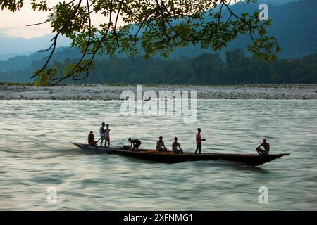 Pescatori in canoa, parco nazionale di Manas, patrimonio dell'umanità dell'UNESCO, Assam, India. Foto Stock