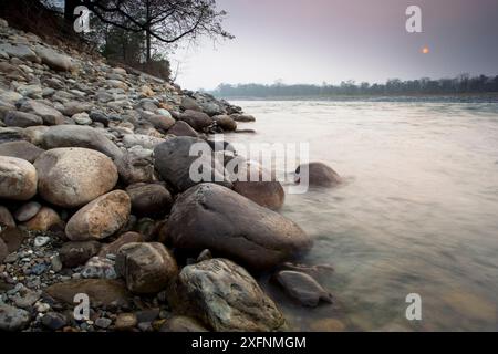 Ciottoli sulla riva del fiume, Parco Nazionale di Manas, patrimonio dell'umanità dell'UNESCO, Assam, India. Foto Stock