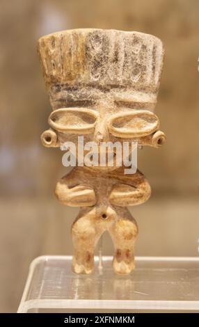 Arte olmeca - statua olmeca di una donna fertilità, cultura Mesomerica; artefatto nel Museo Cuernavaca, Palazzo di Cortez, Cuernavaca, Messico Foto Stock