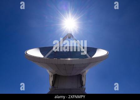 Futuristico Large Millimeter Telescope, radiotelescopio e stella solare, Sierra Negra, Messico. Parte di Event Horizon Group; concetto tecnologico Foto Stock