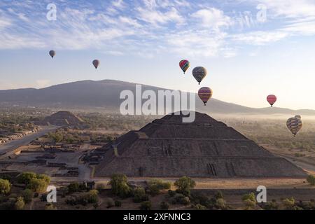 Mongolfiere sulle piramidi del Sole e della Luna, Teotihuacan, Messico. Viaggi in Messico e turismo in Messico Foto Stock