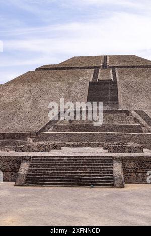 Teotihuacan, Piramide della Luna o Piramide della Luna contro il cielo blu, antica architettura mesoamericana, costruita nel 100AD-450AD, Teotihuacan Messico Foto Stock