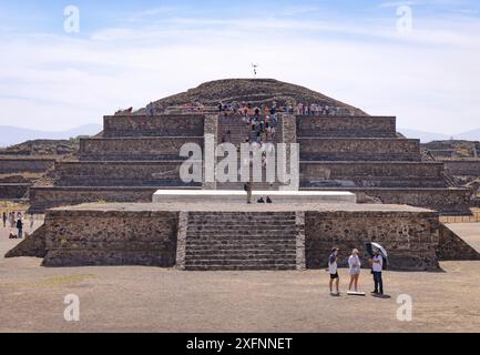 Turisti di Teotihuacan che scalano la Cittadella, o Tempio del Serpente piumato; sito archeologico pre ispanico Mesoamerica, 200 a.C.-750 d.C.; Messico Foto Stock