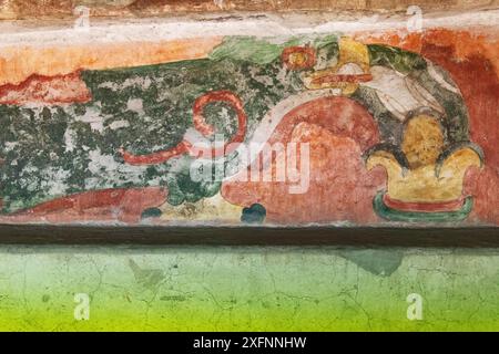 Murale di Teotihuacan; dipinto colorato di un uccello verde, probabilmente un quetzal o un'ara, Palazzo di Quetzalpapálotl; antica Teotihuacan pre-ispanica; Messico Foto Stock