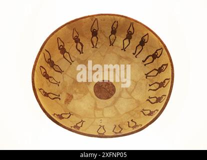 Ciotola in ceramica Maya con figure danzanti decorate; civiltà Maya, città di Xochicalco, 600AD-900AD; Xochicalo, Messico. Oggetto d'arte Maya... Foto Stock