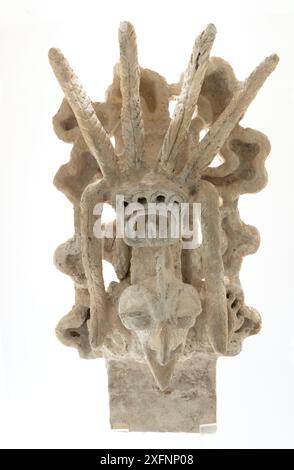 Arte maya - ornamento del tetto in terracotta di un'ara che emerge dal fogliame. 600AD-900AD, Xochicalco, Morelos, Messico. Oggetto della civiltà Maya mesoamerica Foto Stock