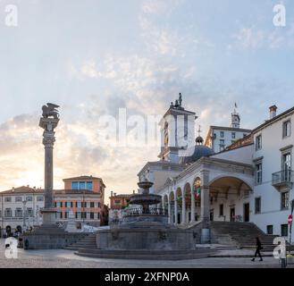 Udine, Italia (30 giugno 2024) - la piazza storica di Piazza della Libertà nel centro storico Foto Stock