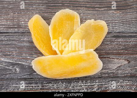 Mango essiccato su uno sfondo di legno Foto Stock