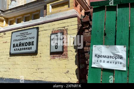 Non esclusivo: KIEV, UCRAINA - 30 GIUGNO 2024 - le targhe sono al cimitero di Baikove, Kiev, capitale dell'Ucraina. Foto Stock