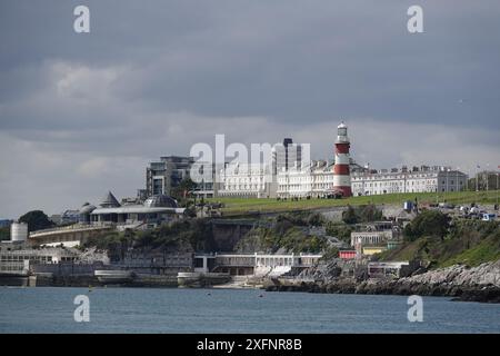 Smeaton's Tower on Plymouth Hoe, e The Grand and Elliot Terrace sullo sfondo Foto Stock