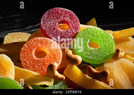 caramelle in gelatina su sfondo in legno nero Foto Stock