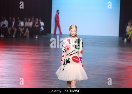 Berlino, Germania. 3 luglio 2024. Berlino: La foto mostra i modelli con la nuova collezione del designer Marcel Ostertag sulla passerella della Verti Music Hall. (Foto di Simone Kuhlmey/Pacific Press) credito: Pacific Press Media Production Corp./Alamy Live News Foto Stock