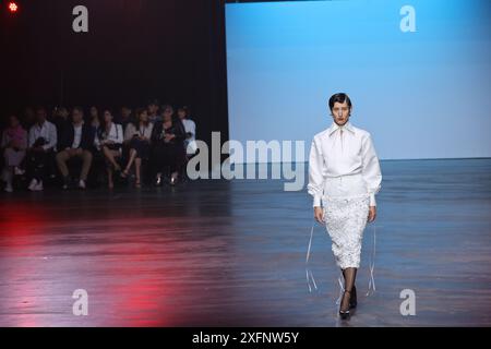 Berlino, Germania. 3 luglio 2024. Berlino: La foto mostra i modelli con la nuova collezione del designer Danny Reinke sulla passerella della Verti Music Hall. (Foto di Simone Kuhlmey/Pacific Press) credito: Pacific Press Media Production Corp./Alamy Live News Foto Stock