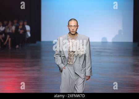 Berlino, Germania. 3 luglio 2024. Berlino: La foto mostra i modelli con la nuova collezione del designer Danny Reinke sulla passerella della Verti Music Hall. (Foto di Simone Kuhlmey/Pacific Press) credito: Pacific Press Media Production Corp./Alamy Live News Foto Stock