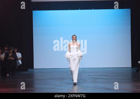 Berlino, Germania. 3 luglio 2024. Berlino: La foto mostra il designer Marcel Ostertag sulla passerella della Verti Music Hall. (Foto di Simone Kuhlmey/Pacific Press) credito: Pacific Press Media Production Corp./Alamy Live News Foto Stock