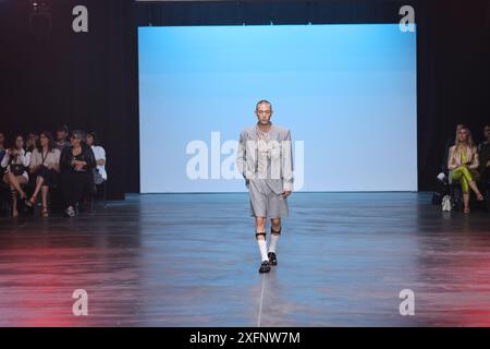 Berlino, Germania. 3 luglio 2024. Berlino: La foto mostra i modelli con la nuova collezione del designer Danny Reinke sulla passerella della Verti Music Hall. (Foto di Simone Kuhlmey/Pacific Press) credito: Pacific Press Media Production Corp./Alamy Live News Foto Stock