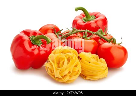 tagliatelle di pasta, percorso al peperone di pomodoro isolato su bianco Foto Stock