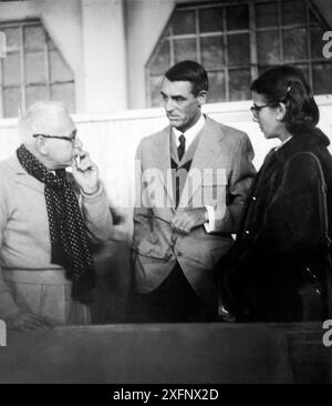 Regista JOSEF von STERBERG in Giappone con i visitatori del set CARY GRANT e la sua terza moglie BETSY DRAKE mentre stava filmando ANATAHAN / LA SAGA DI ANATAHAN 1953 regista / cinematografia / sceneggiatura JOSEF von STERNBERG romanzo Younghill Kang e Michiro Maruyama Daiwa / Towa Foto Stock