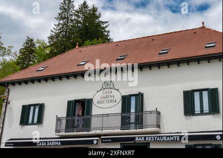 Roncesvalles, Spagna - 16 maggio 2024: Il fronte del ristorante e hotel Casa Sabina Hosteria a Roncesvalles Foto Stock