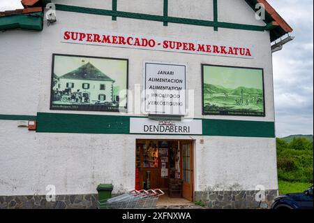 Burguete, Spagna - 17 maggio 2024: Il fronte del supermercato Dendaberri a Burguete Foto Stock