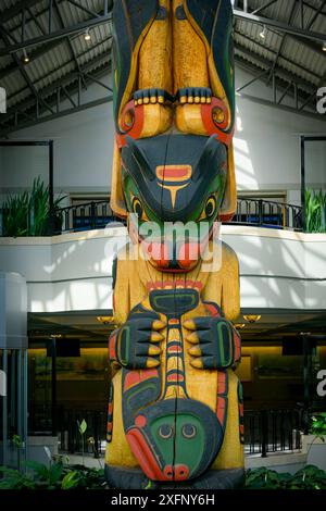 Totem Pole scolpito dall'artista Tony Hunt, Victoria Conference Centre, Victoria, Vancouver Island, British Columbia, Canada Foto Stock