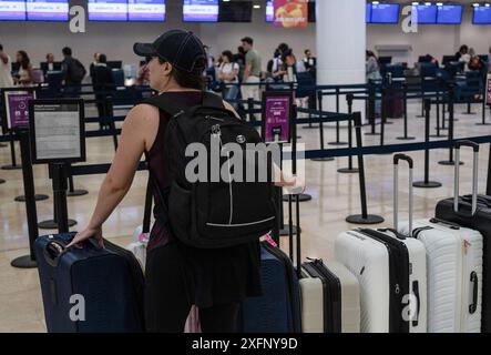 Cancun, Messico. 4 luglio 2024. I turisti attendono in un terminal dell'aeroporto internazionale per la loro partenza. In preparazione all'arrivo dell'uragano "Beryl", circa 100 voli vengono cancellati nella famosa regione turistica messicana sulla penisola dello Yucatan. Credito: Felix Marquez/dpa - ATTENZIONE: Utilizzare solo in formato completo/dpa/Alamy Live News Foto Stock