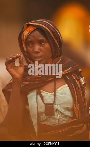 Ouled Rachid Tribeswoman gesturing, villaggio Kashkasha vicino al Parco Nazionale di Zakouma, Ciad, 2010. Foto Stock