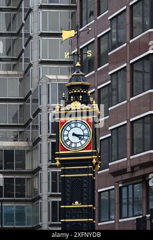 Little Ben, una torre dell'orologio in ghisa in miniatura, intersezione tra Vauxhall Bridge Road e Victoria Street, Londra, Inghilterra, Regno Unito Foto Stock
