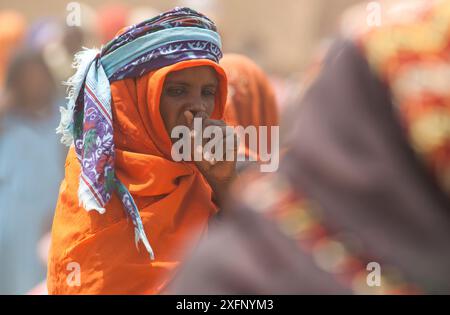 Ouled Rachid tribù sbadigliando, villaggio Kashkasha vicino al Parco Nazionale di Zakouma, Ciad, 2010. Foto Stock
