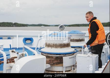 Carelia, Russia, 21 luglio 2023. Ponte della nave Symphony of the North, marinai che si preparano ad attraccare la nave. Il tema dei viaggi nelle regioni settentrionali Foto Stock