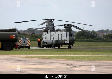 Un Boeing HC.2 Chinook della Royal Air Force presso l'aeroporto di Brighton City, Shoreham, West Sussex Foto Stock