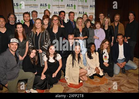 Glendale CA USA - 4 maggio 2024: Nancy Lee Grahn, Genie Francis, Maurice Bernard, Evan Hofer, Patrika Darbo, Michael Easton, e molti altri partecipano a Daytime un Foto Stock