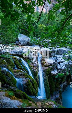 Cascata sul fiume Aso, canyon Anisclo, parco nazionale Ordesa y Monte Perdido, Pirenei, Aragona, Spagna, luglio Foto Stock