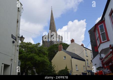 Torre e guglia della chiesa di Santa Maria vista da Cresswell Street. Tenby, Pembrokeshire, Galles, Regno Unito. 5 giugno 2024. Foto Stock